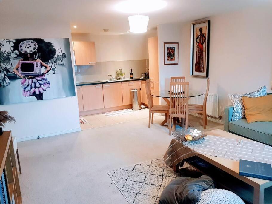 Central Spacious And Secure With A Double Bed 埃奇韦尔 外观 照片