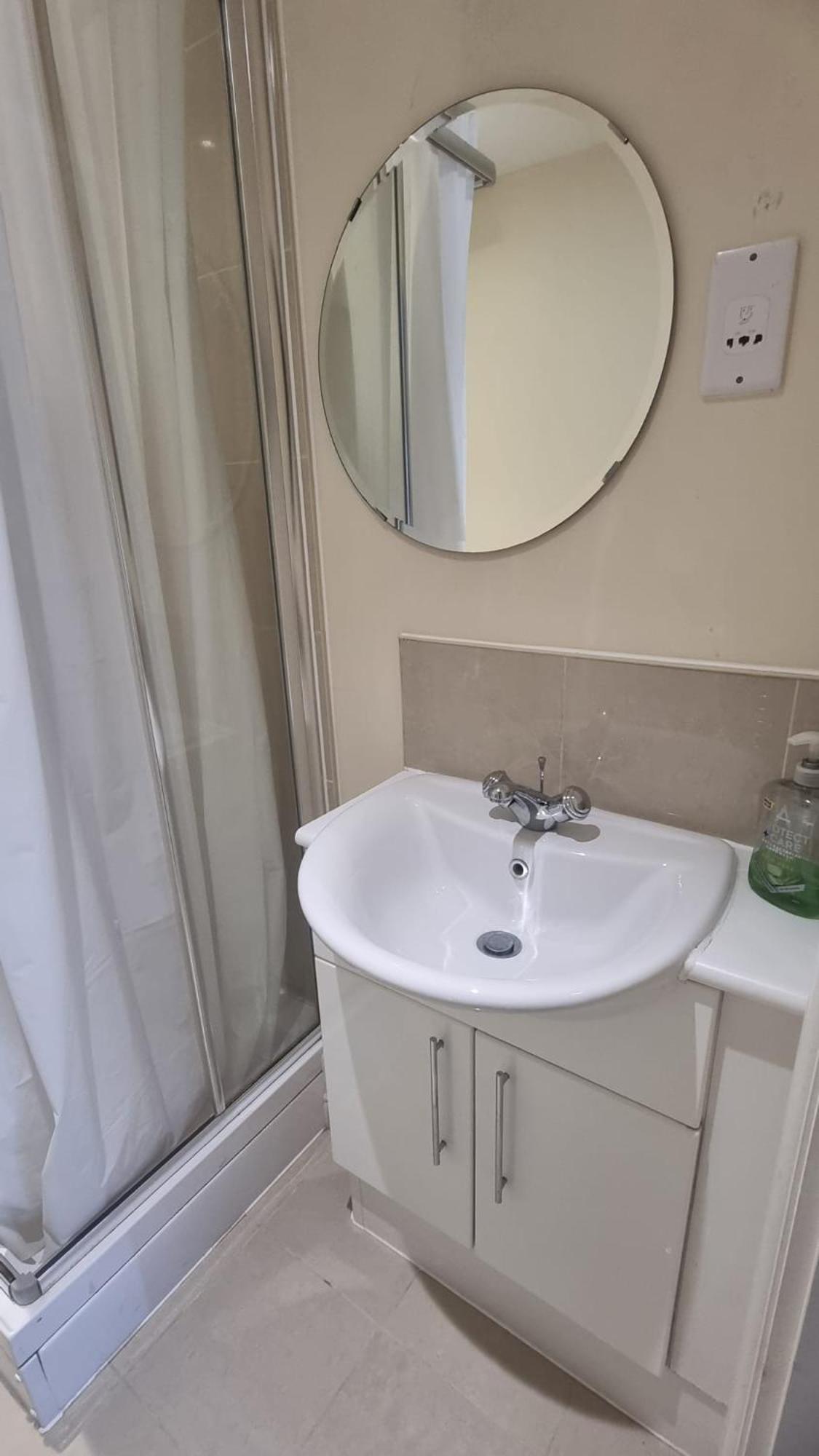 Central Spacious And Secure With A Double Bed 埃奇韦尔 外观 照片